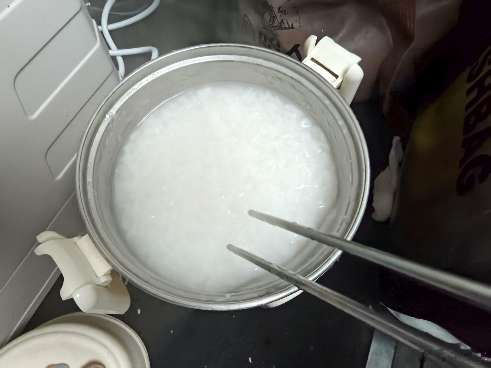 离家出走第三天，随便在车里煎点馒头片，煮点稀饭凑合一顿。有理想的日子兜越来越干净