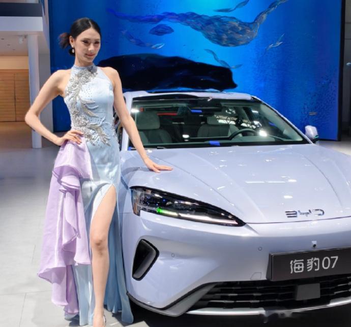 2026比亚迪北京车展 这次北京车展的比亚迪 E3 馆给人的感受特别舒服，和不少