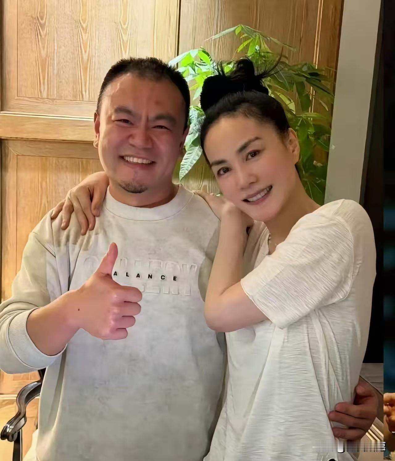 还说紧张到手心冒汗了，
结果这位叫吴澎的老哥，
居然直接上手搂住了56岁王菲的腰