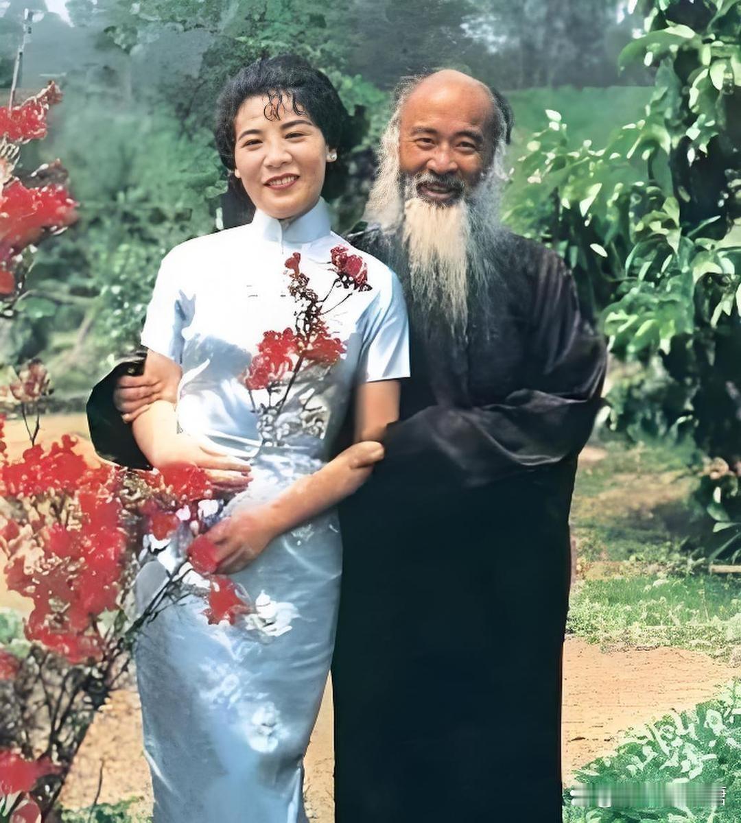 1945年，16岁的徐雯波拜入张大千门下学画。画技没学成，肚子先大了。
1948