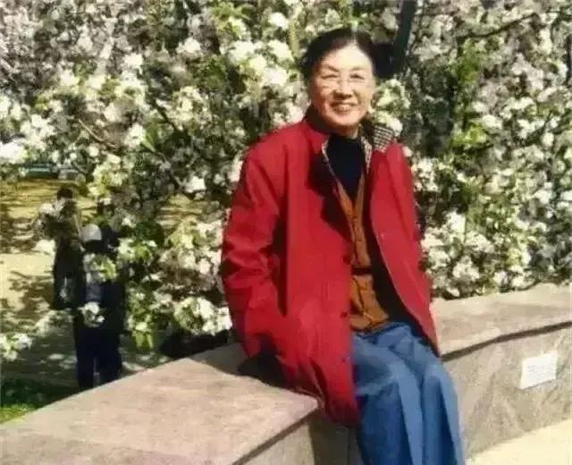 [微风]1976年10月，谢静宜被撤销一切职务，接受隔离审查。在审查的过程中，她