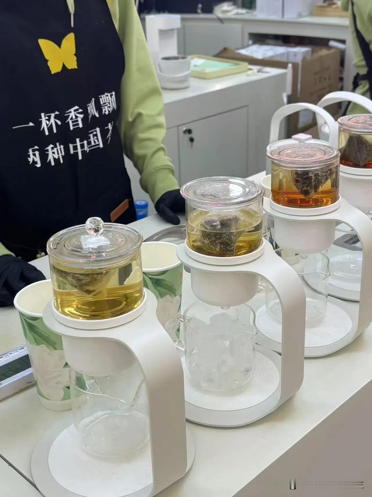 逆袭翻红！香飘飘用9元轻乳茶爆红全网，重塑奶茶新格局！

想要一杯好喝又不怕胖的