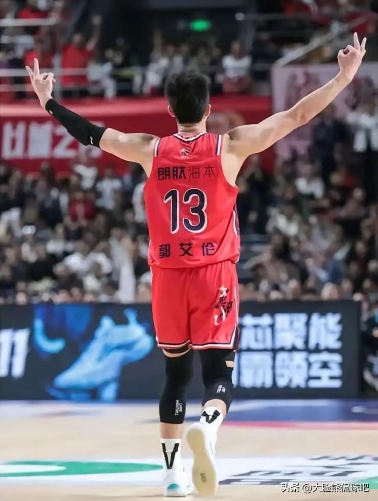 太好了，郭艾伦已经开始做恢复性训练了！
最近广州男篮可以说双喜临门啊，不仅球队越