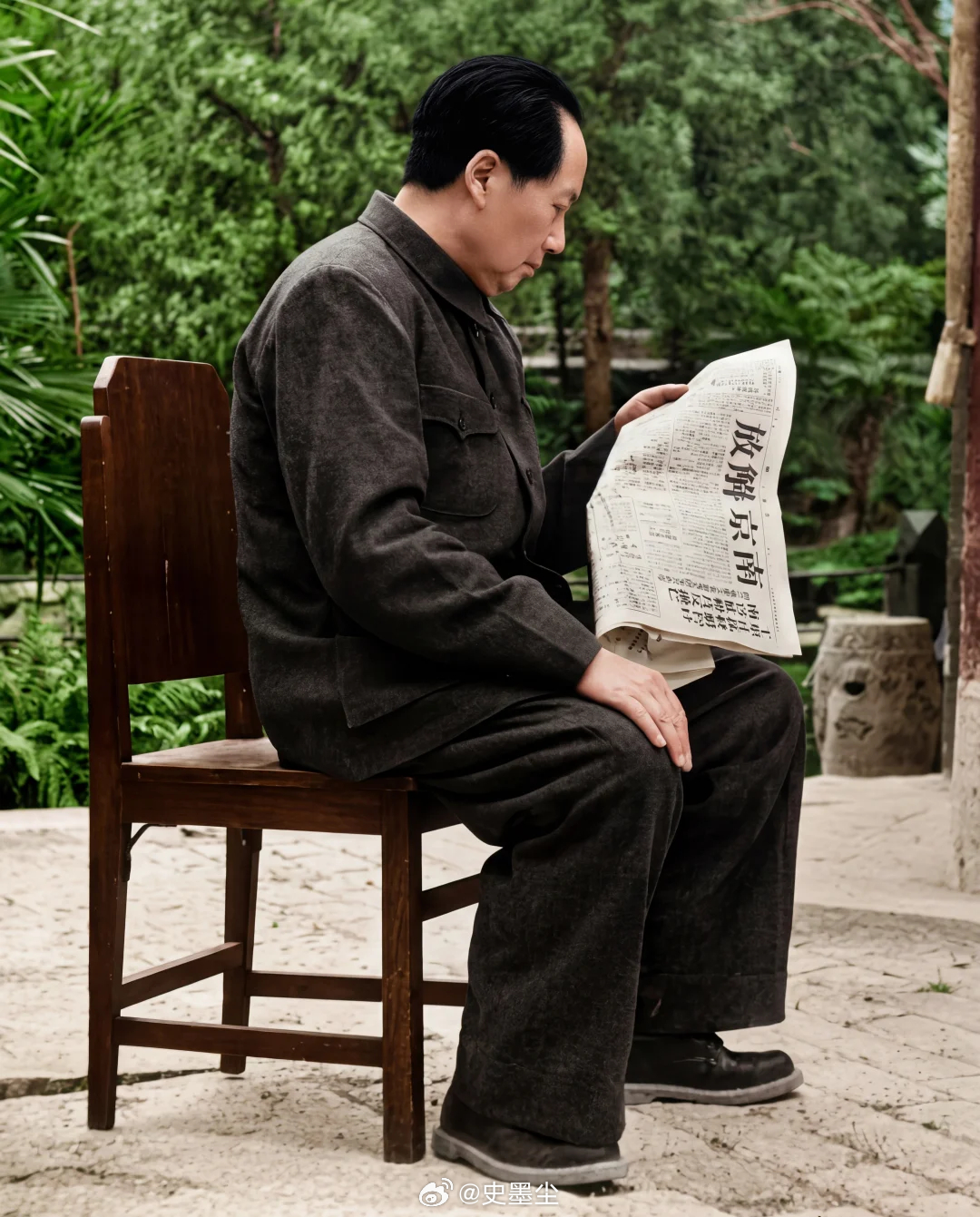 毛泽东同志 1949年4月23日，人民解放军渡过长江，占领总统府，宣告南京解放。