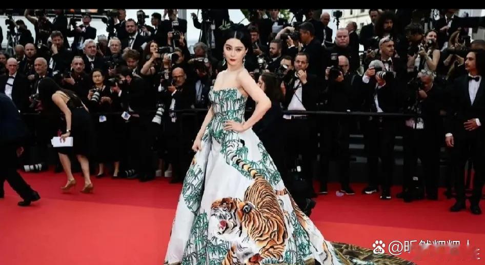 她是要复出吗？ 这礼服，具有女王范儿的才能驾驭得了！ 