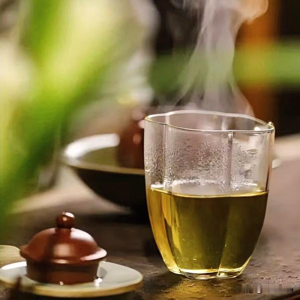 《人生七律》
沸汤倾盏味千般，辗转青瓷意自延。
苦尽甘回终有日，悲消喜至始知天。