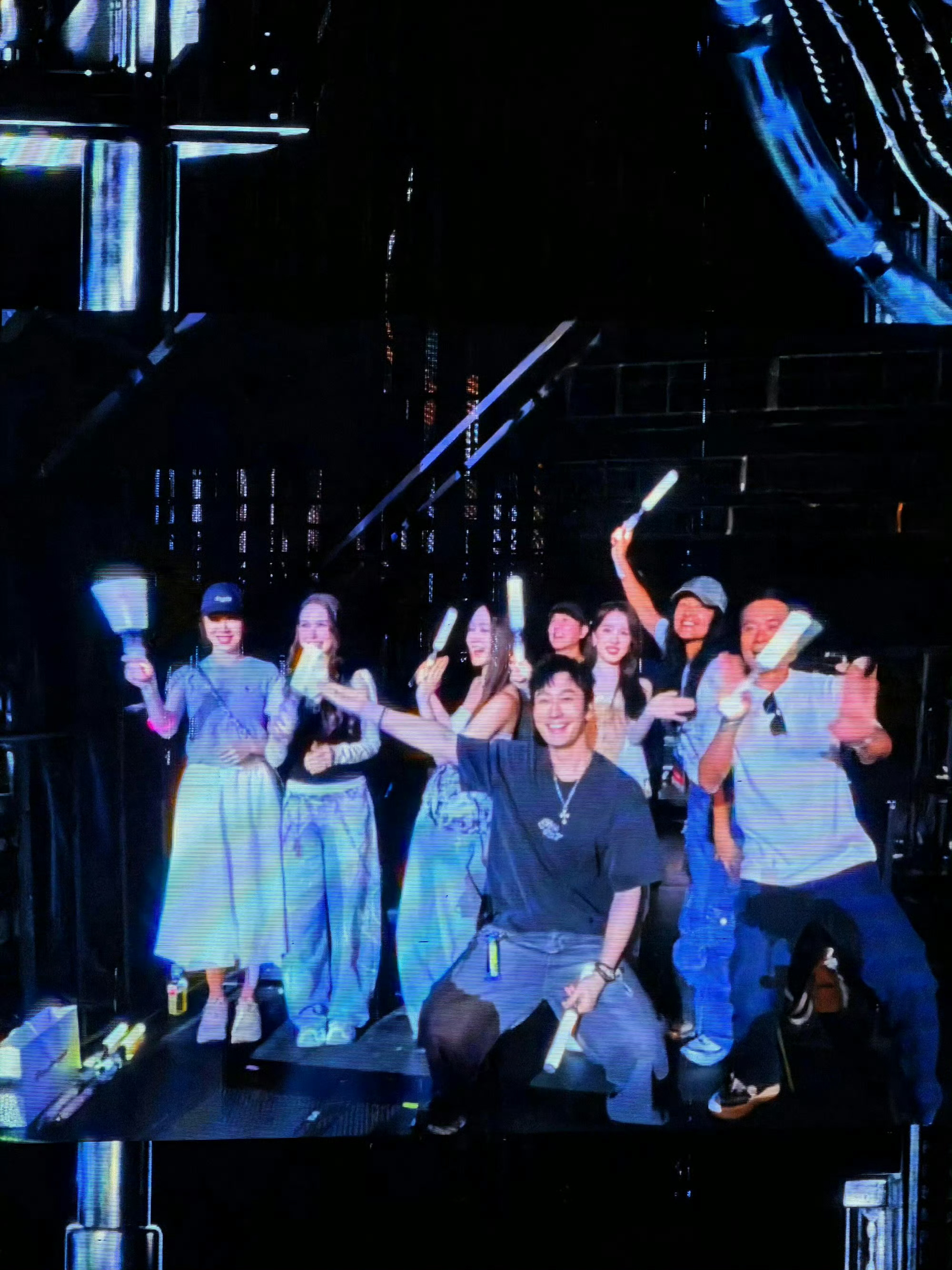 周杰伦北京演唱会中餐厅团建 中餐厅全员组团去周杰伦演唱会团建，氛围也太好了，线下