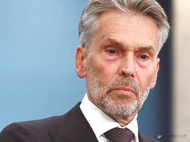 快讯！快讯！​
荷兰硬顶中国，谁的命更硬？​
10 月 29 日，荷兰宣布对中国