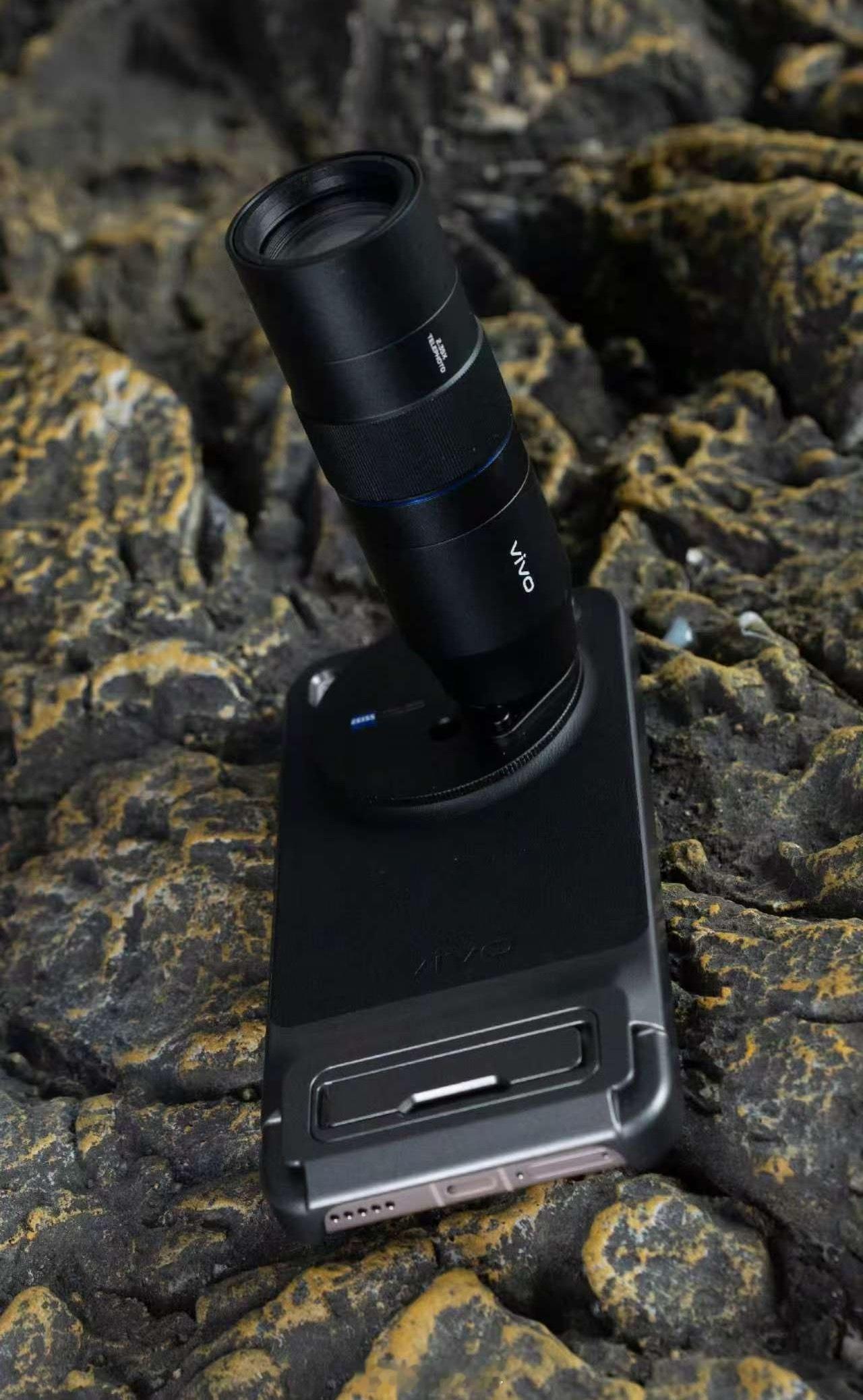 年后蓝厂的X300 Ultra，据说会带个新的增距镜套件。说白了就是给手机加个“