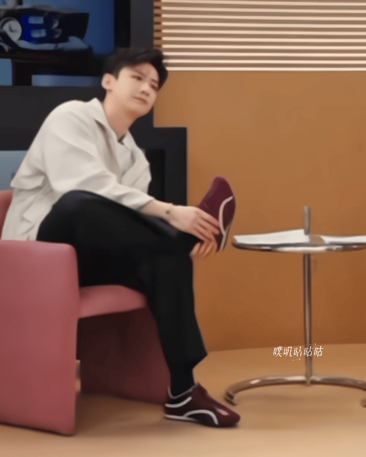 白敬亭直播间12秒进了三个球⚽ 