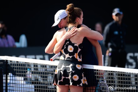 上一次斯瓦泰克首秀出局时：梅德韦杰夫和拉杜卡努是最新的大满贯冠军费德勒、德约科维