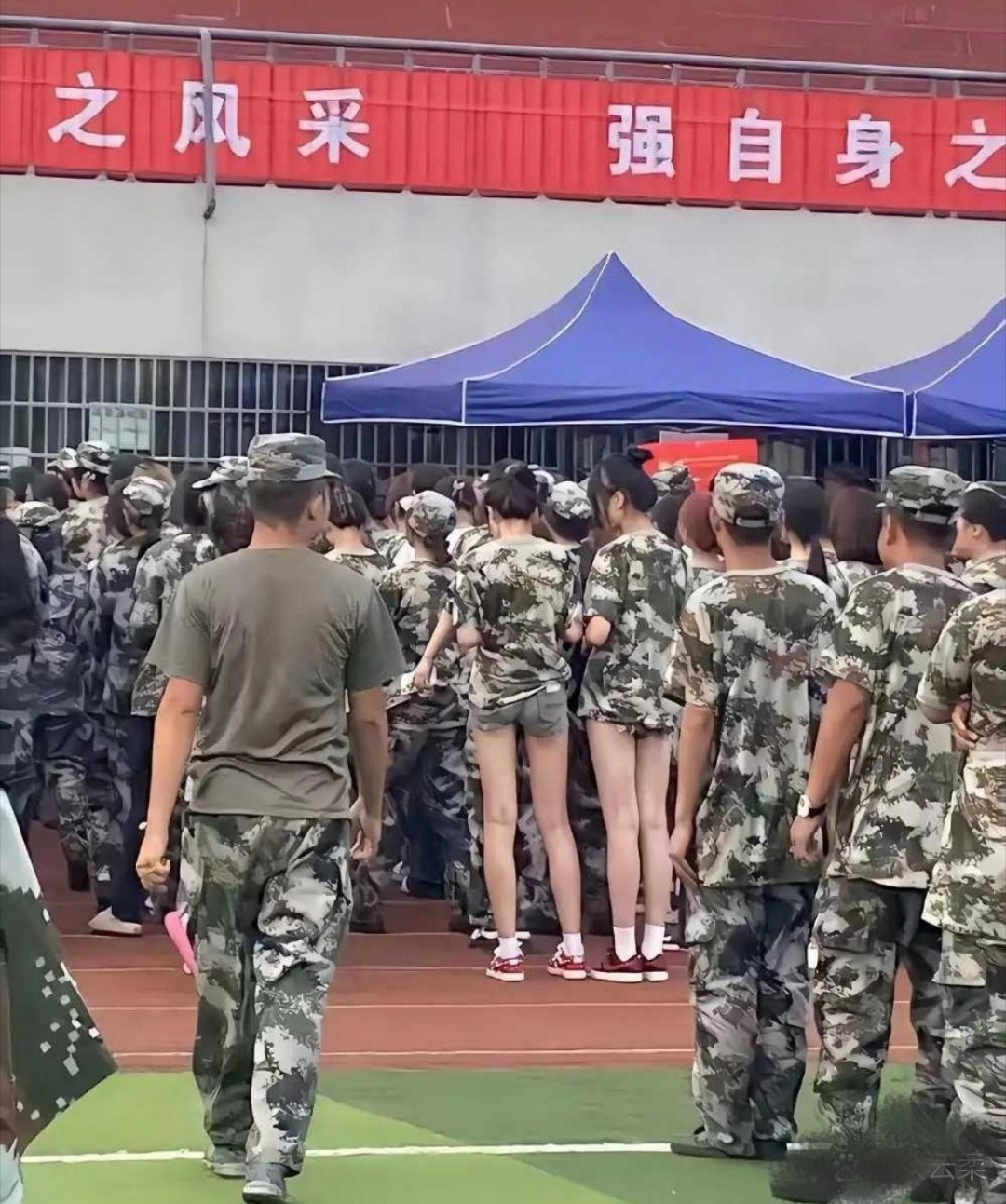 操场上的意外一幕，那些拒绝穿军训裤子的学生 