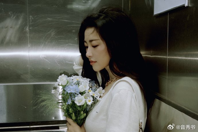 朱珠地下停车场随拍 谁懂啊！朱珠这组停车场随拍也太绝了，冷调灯光衬得她又美又飒，