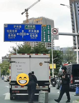 知道为什么现在的运钞车押运员普遍都使用霰弹枪吗？
主要原因是因为霰弹枪在近距离射