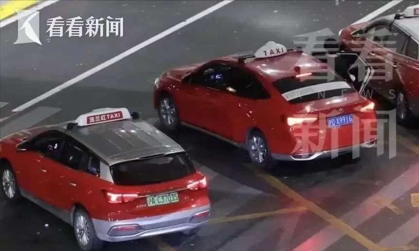 太嚣张了！中国汽车报5月25日报道，上海浦东机场，部分出租车司机抱团宰客，存在中