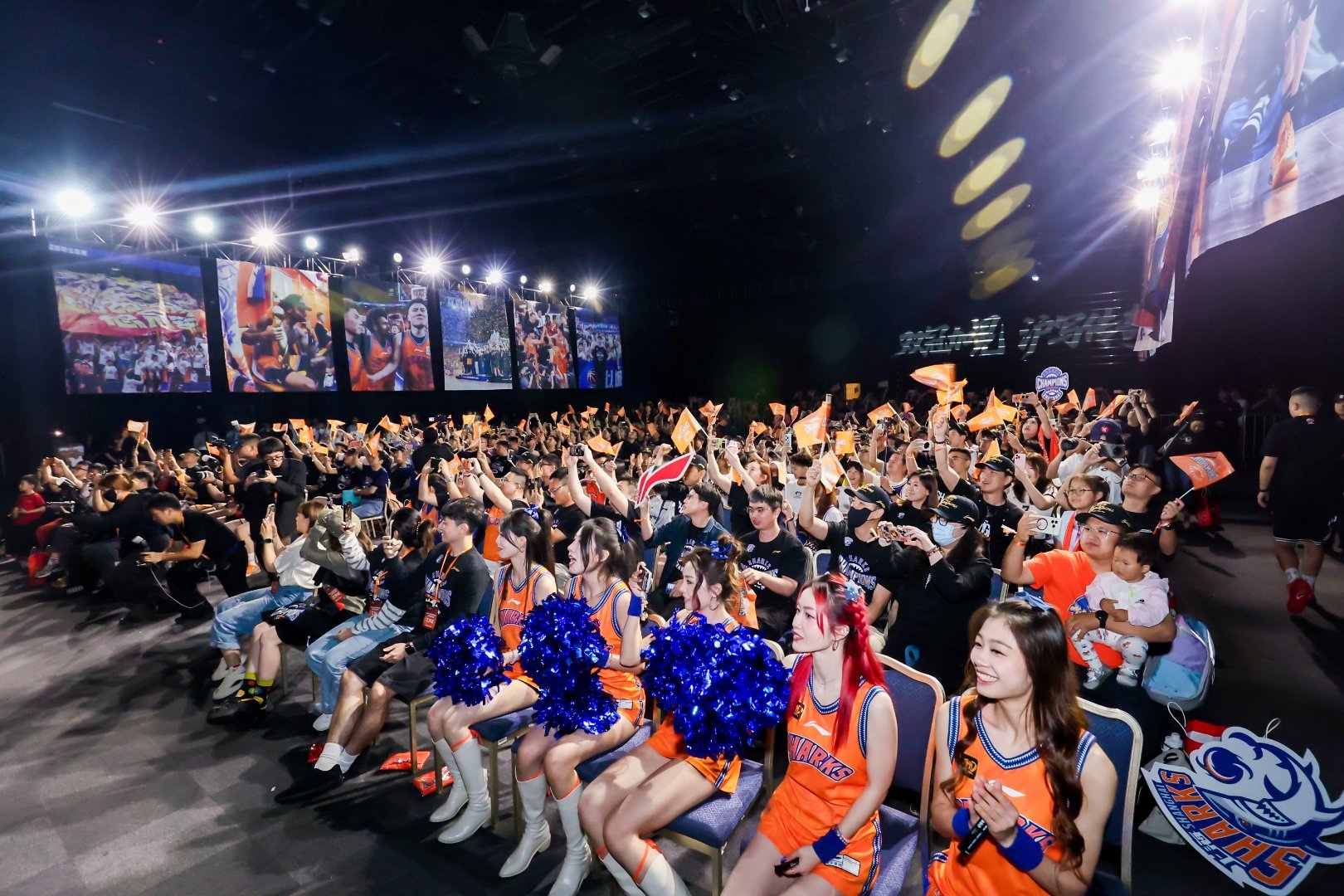 上海久事大鲨鱼球队全员集结在上海正大广场李宁旗舰店与近千名球迷分享夺冠路程李宁C