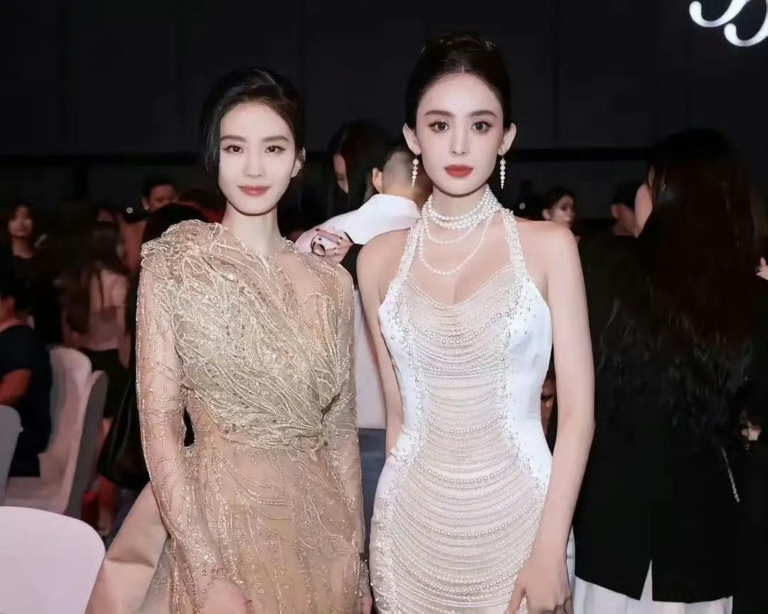 网友说古力娜扎五官虽然精致但怎么感觉还是被刘诗诗秒了？ 