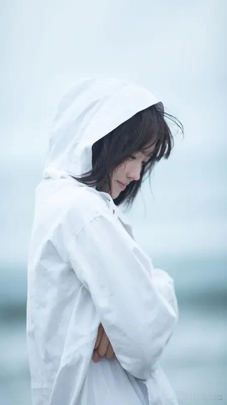 谭松韵在《你好星期六》的剧照简直绝了！照片里的她笑容甜美，灵动俏皮，仿佛自带青春