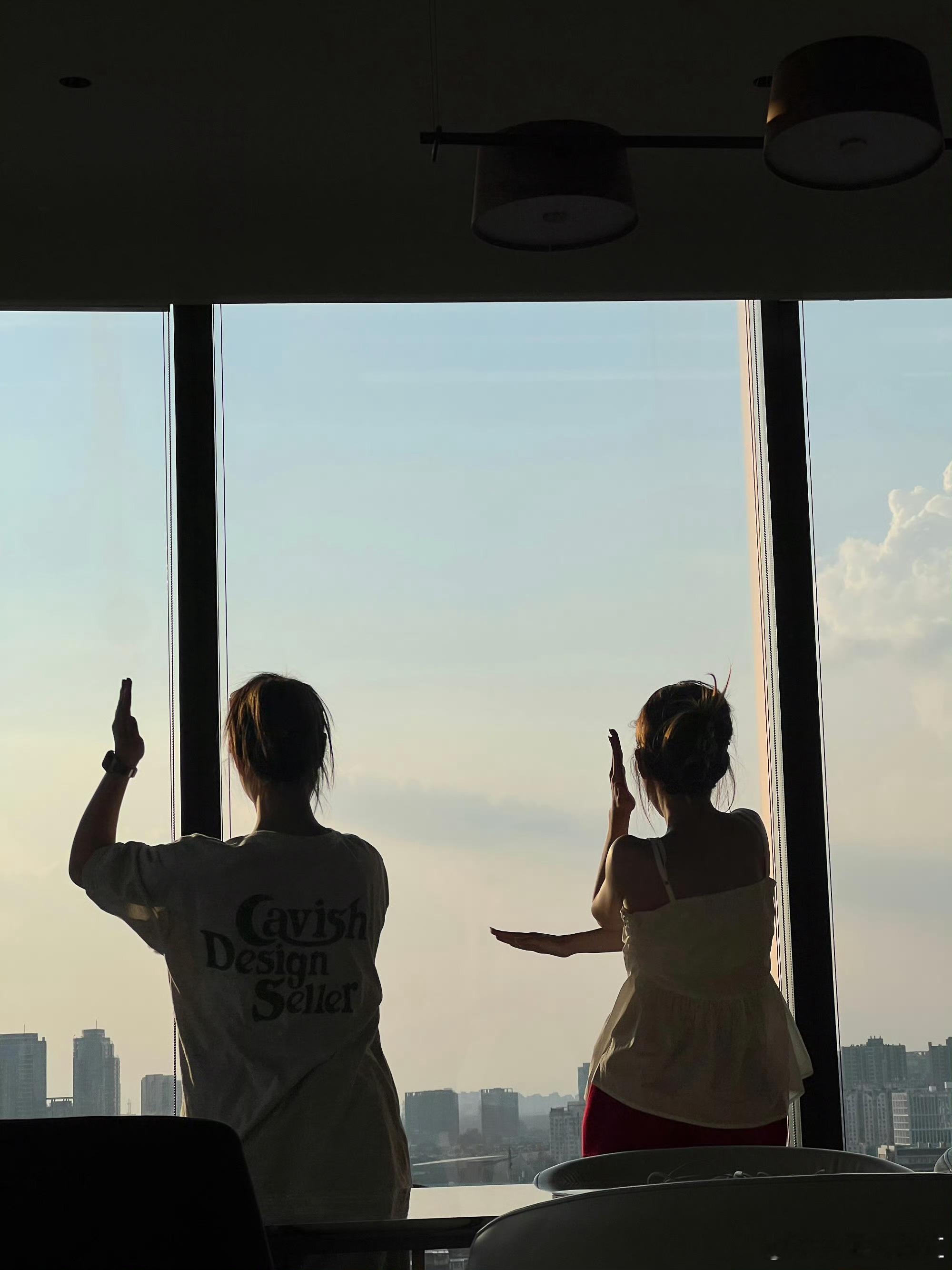 #赵露思白色吊带A甜感#眼前一亮的清爽打扮[老师爱你]#明星大咖汇# ​​​