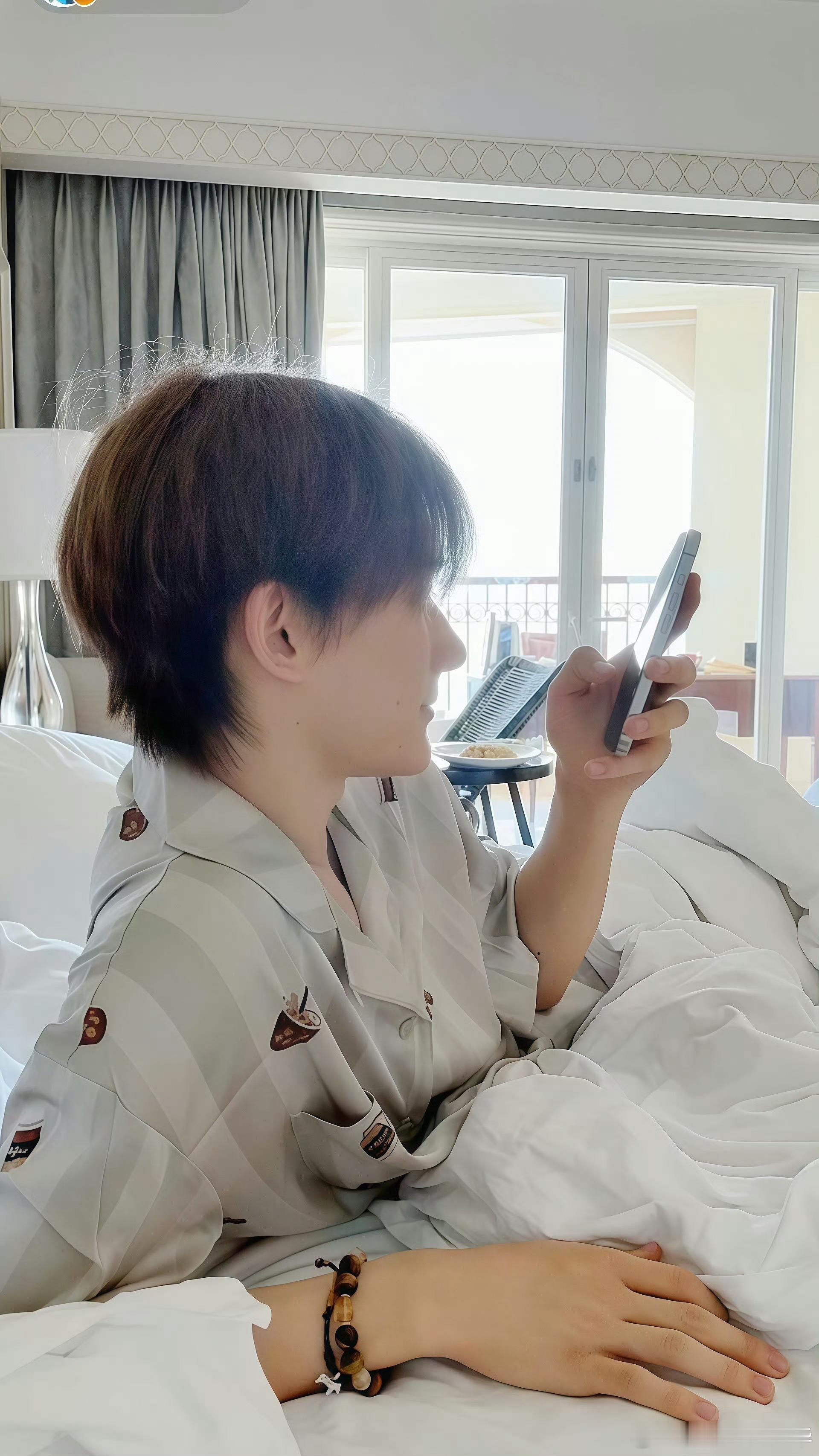 余宇涵 浴缸梦男 谁能想到浴缸成了他的“饭后专属位”？吃饱往里面一躺，连呼吸都放