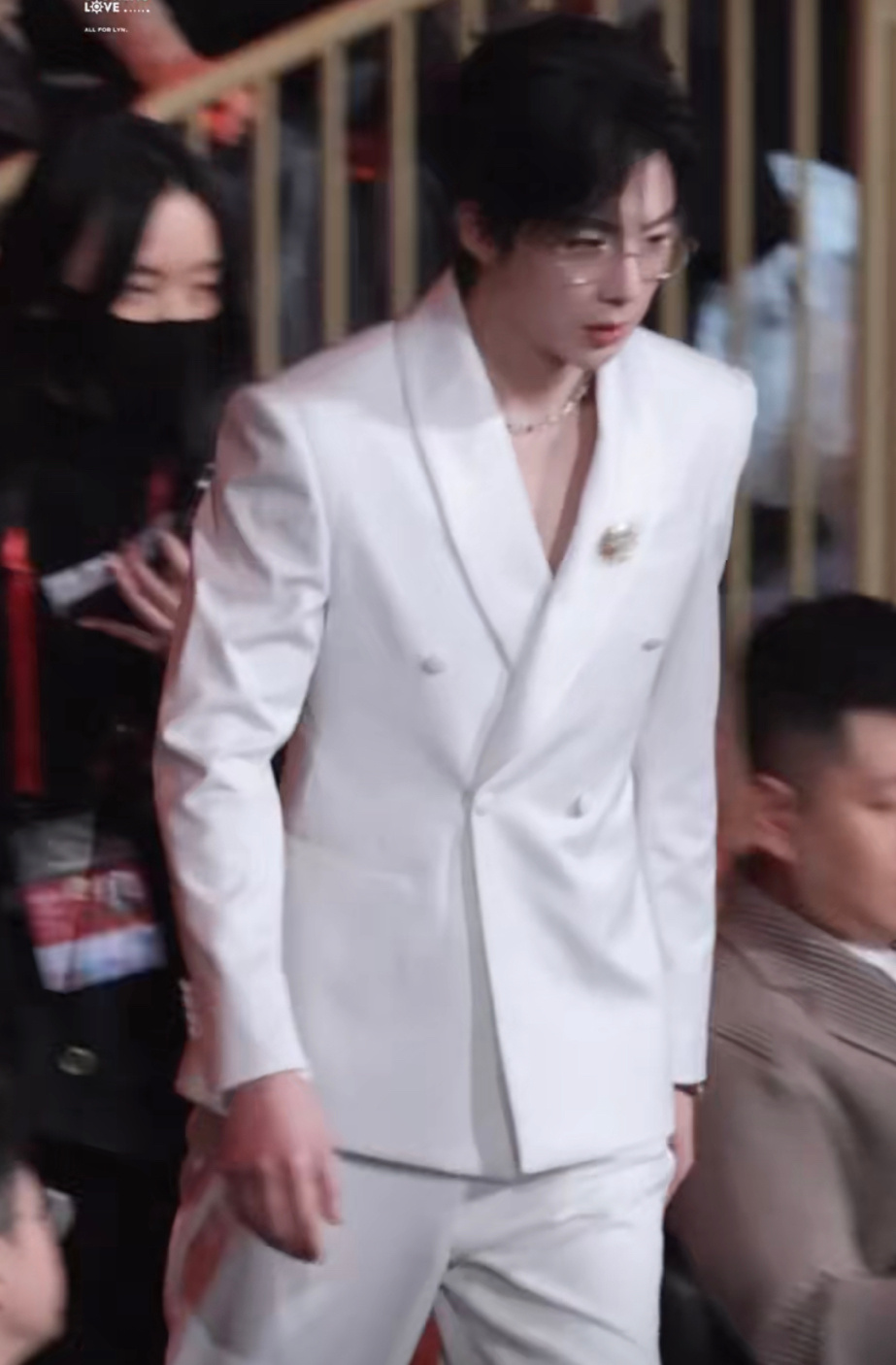 刘宇宁微博之夜，又一套高定全球首穿！我的白马王子！ 