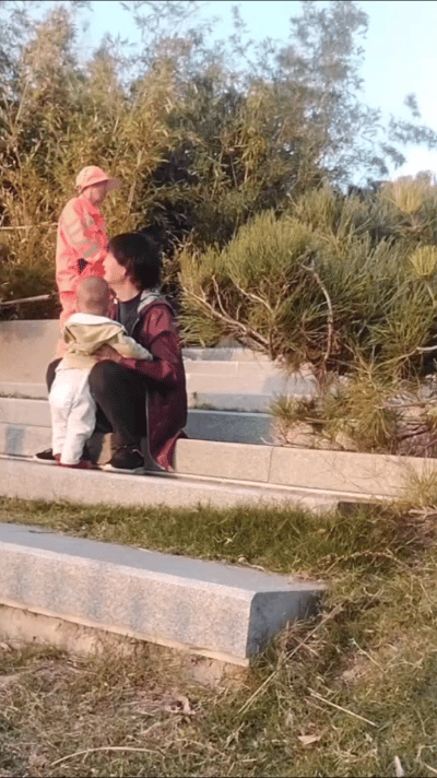 你见过说话像竹筒倒豆子收不住的人吗？昨天我在公园晒太阳绣着十字绣，来了几个人围观
