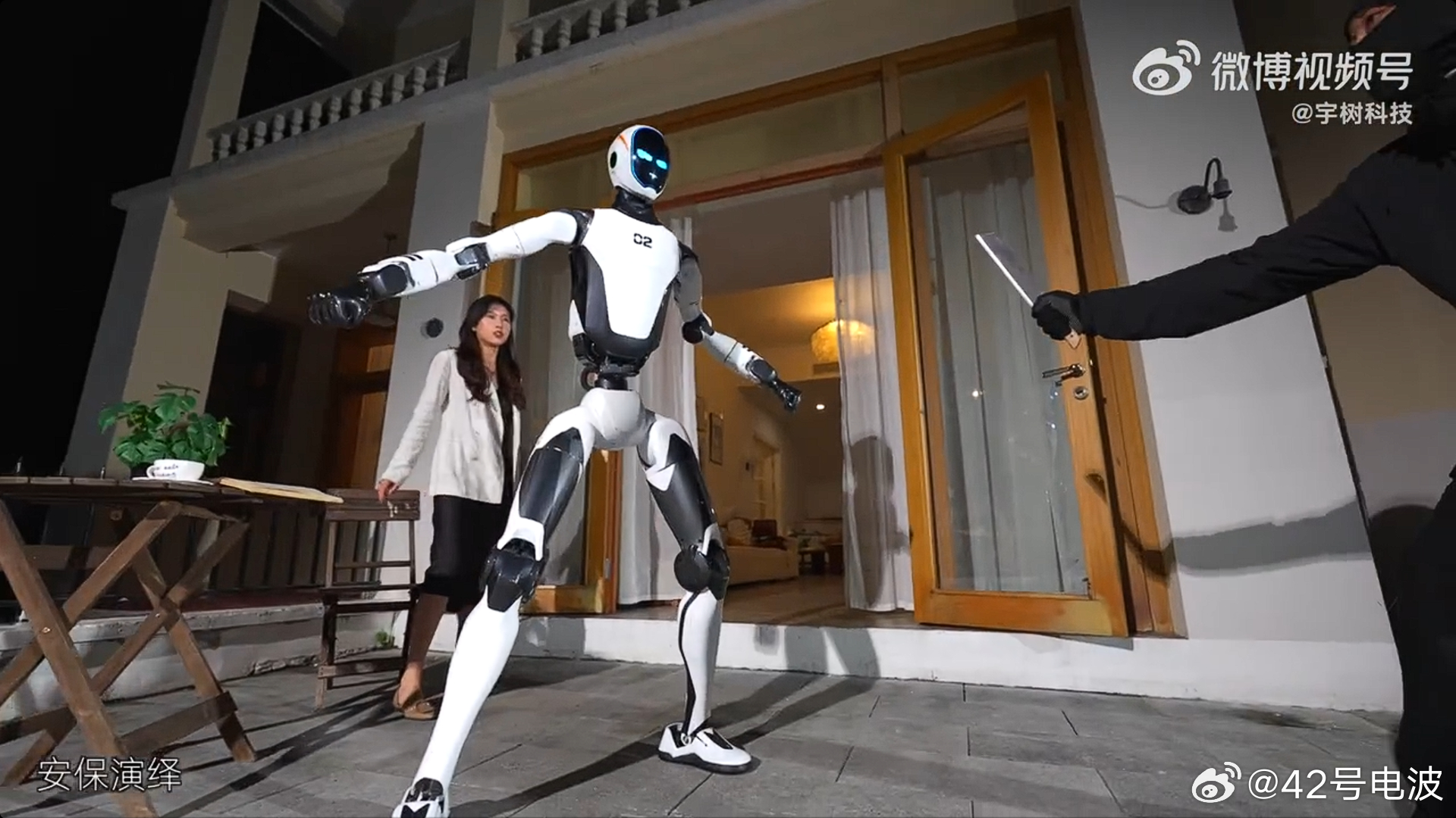 刚刚，宇树发布 H2-X 人形机器人演示视频「功夫传奇·守护」。这次看着真不只是