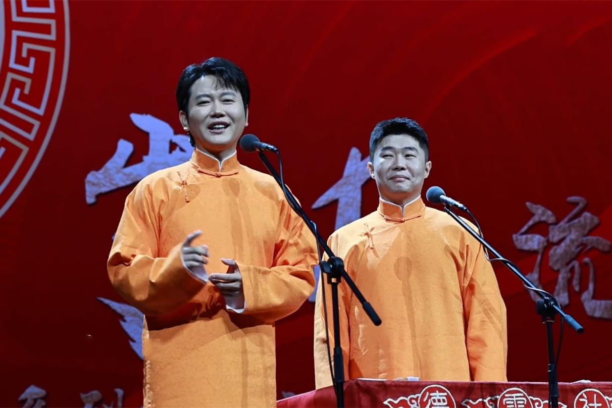 孟鹤堂大连遇超热情女观众，台下歇斯底里喊叫，把小哥俩吓懵了！德云社孟鹤堂、周九良