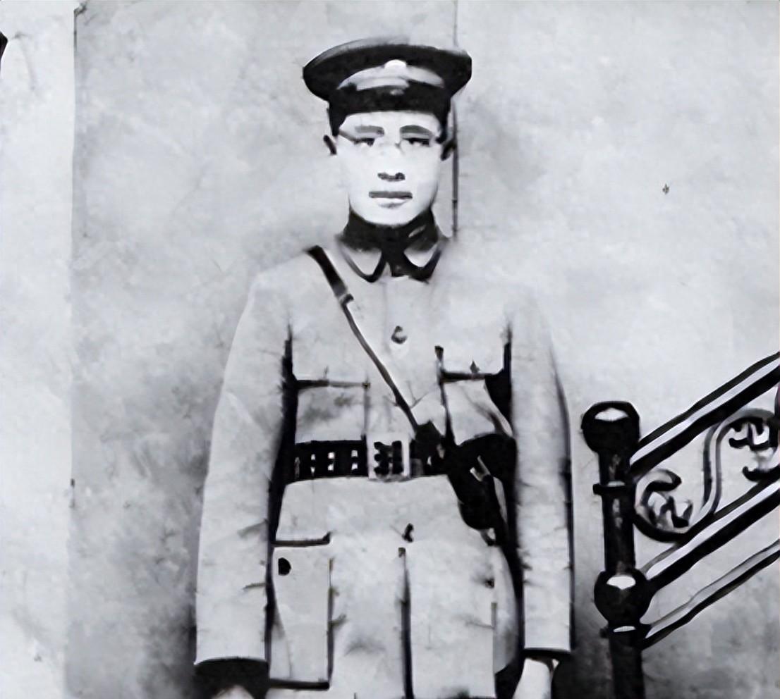 他曾是红军时期的学校校长，后来被授予元帅军衔，为何新中国成立后主动辞去全部要职？