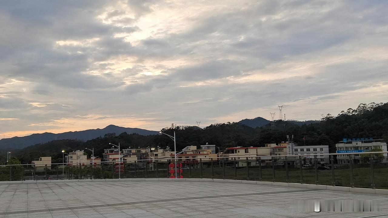 我们母女两人坐高铁来到了孩子她爸曾经工作的城市广州，退了生前买的社保和医保。
