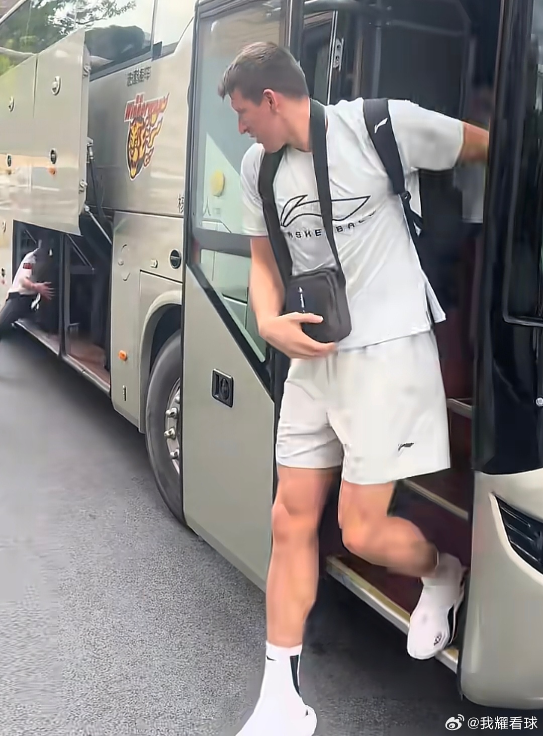 广东男篮下午顺利回到东莞，球队将迎来两天的时间休整，前五轮广东队取得2胜3负的成