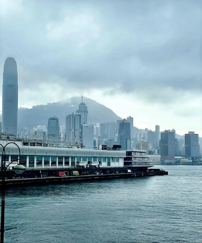 维港，码头，多云。
将近一年以前了……而我还是会因此哭泣。
sailing th