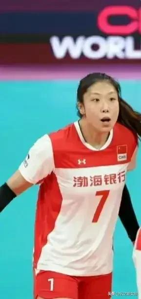 杨艺大胆尝试改变位置，让自己入选国家队。
昨晚如果没有杨艺的一传和防守保障，天津