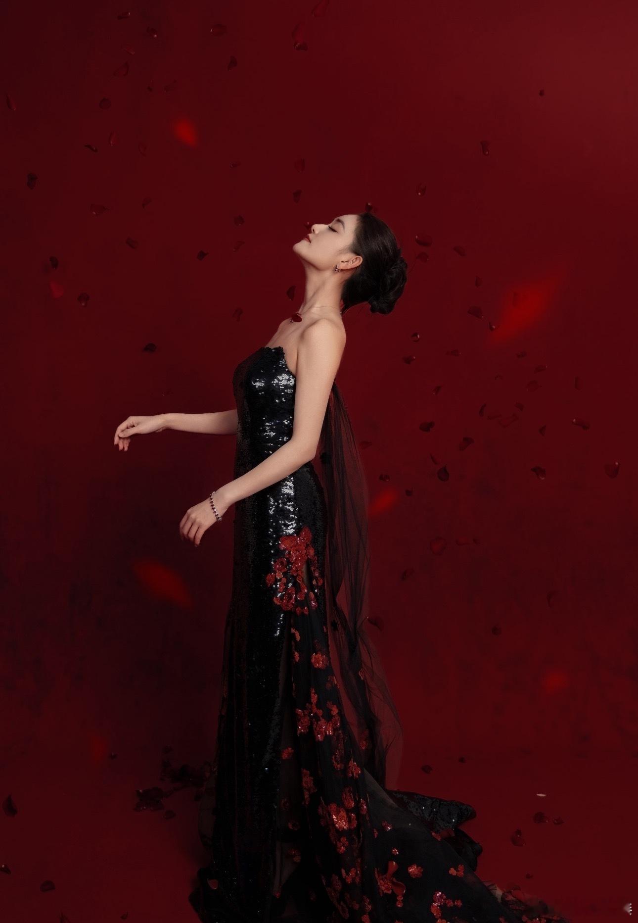 谁懂当我看到这次蒋依依的造型后真的感觉恶女感溢出屏幕了。其实蒋依依的演技一直很在