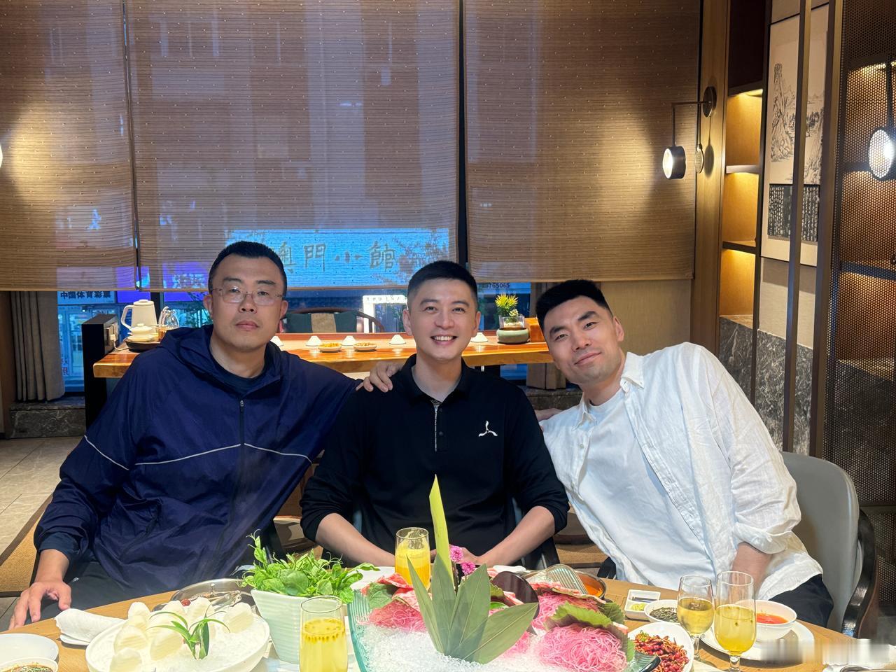 杨鸣在沈阳宴请韩德君和李晓旭，杨鸣随后在自己的社媒上发布：致敬并肩作战20多年的