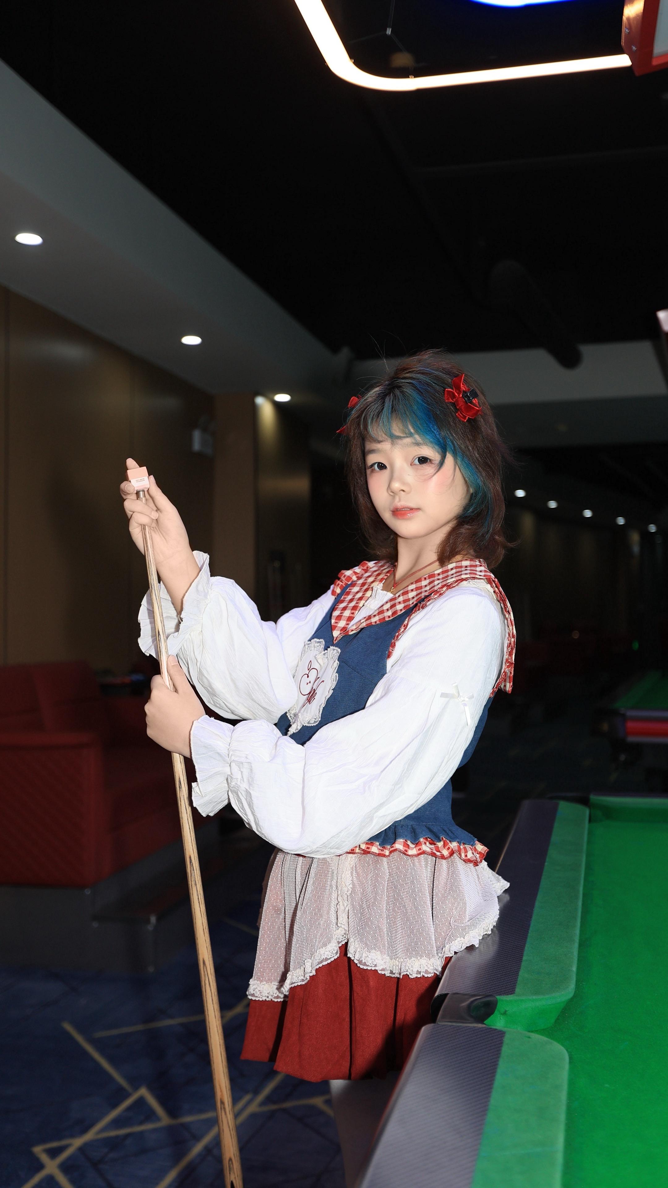 找个会打台球的女朋友多好 回消息慢就是在打台球 不回消息就是打上头了