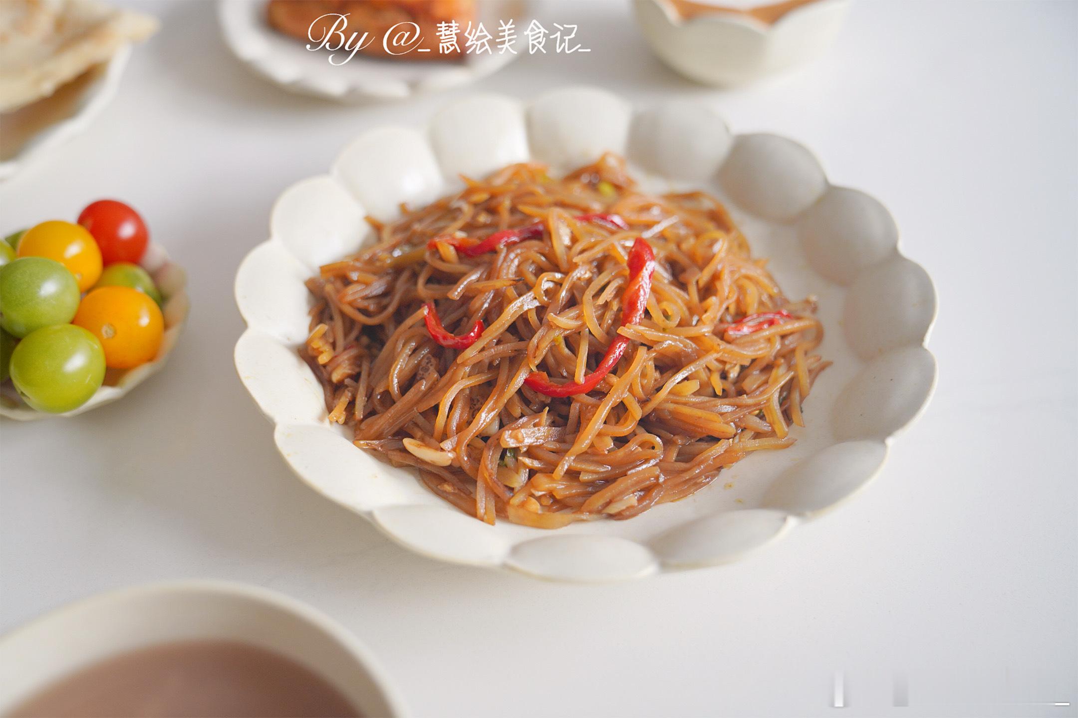 新周愉快早餐香椿炒鸡蛋、醋溜土豆丝、绿豆粥、蔓越莓司康、拿铁咖啡、小番茄、蓝莓~