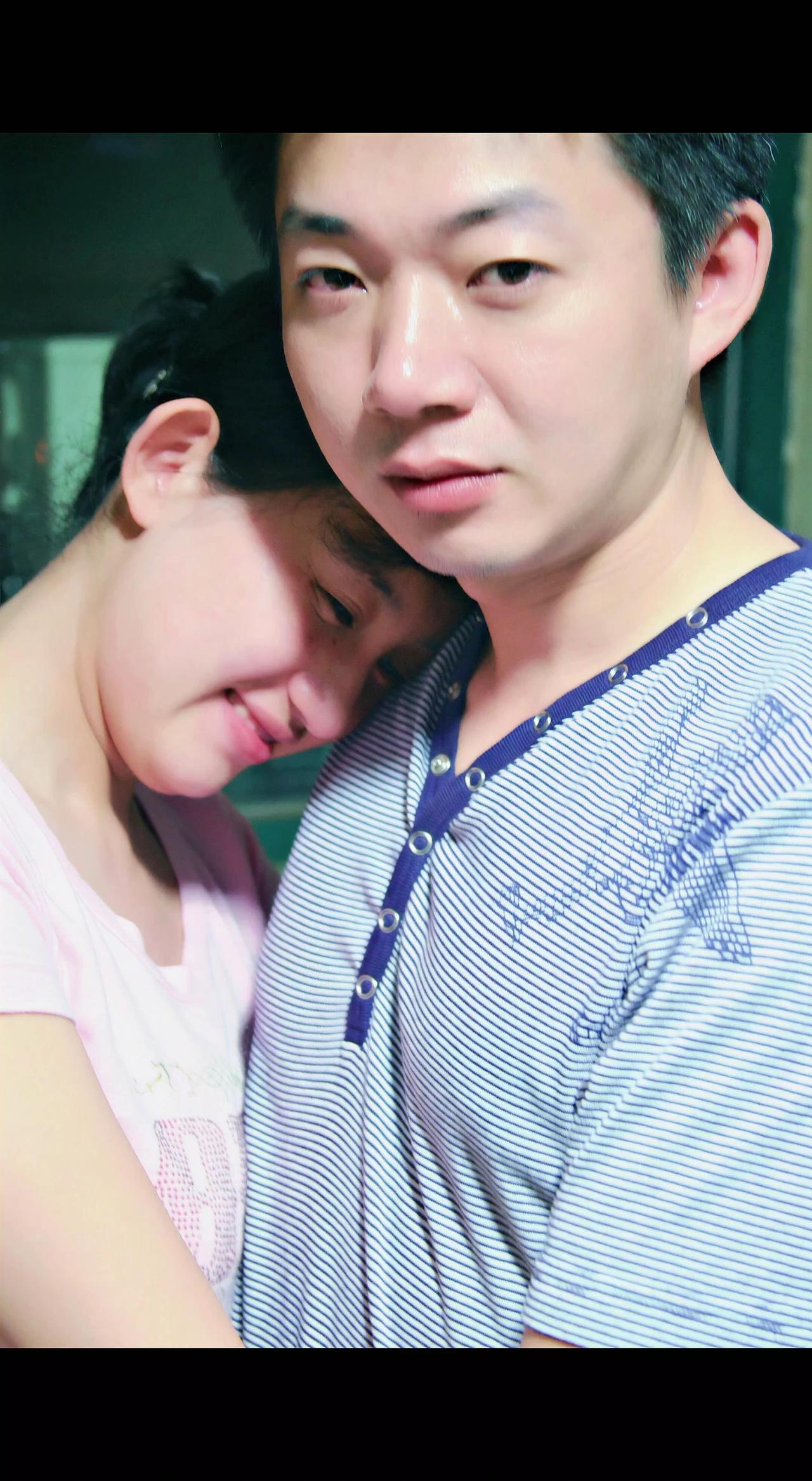 💞头轻轻靠在肩头，笑意藏不住啦～时光偷不走此刻的甜，平凡日子也闪着光✨