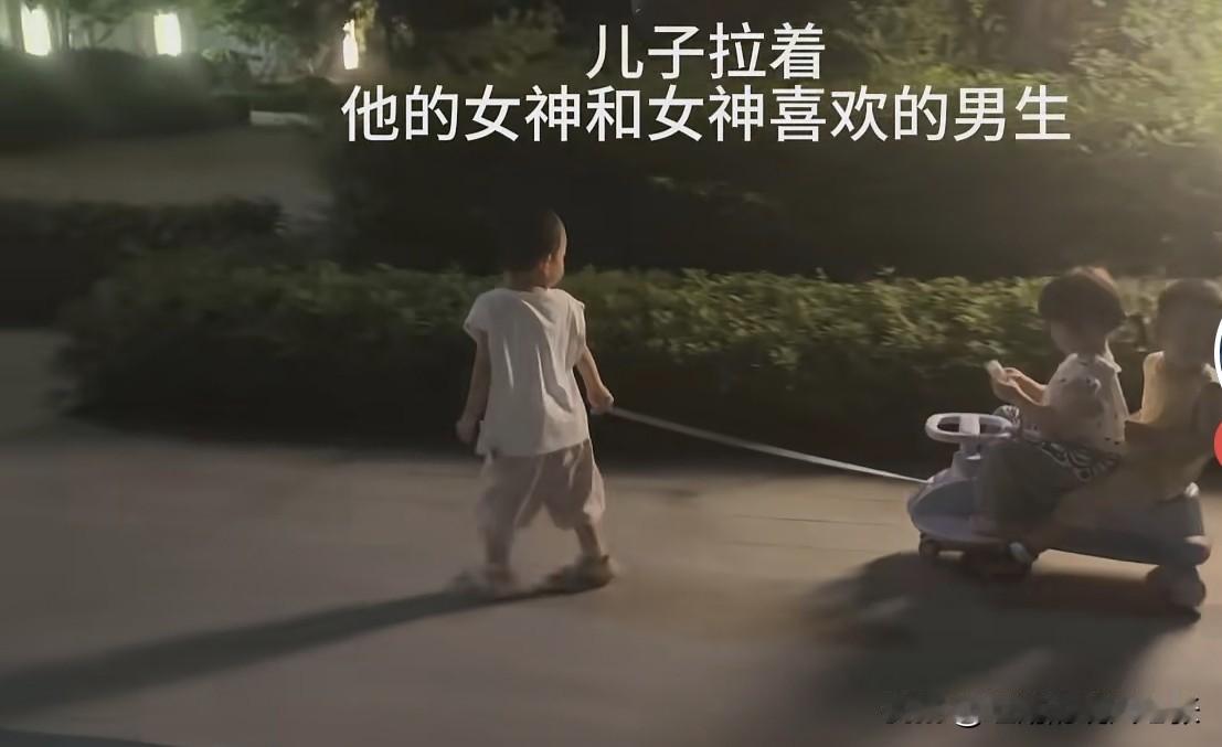 喜欢她，就和她一同玩耍；喜欢她，就带她去兜风。他在前面奋力拉着，她在后面欢快笑着
