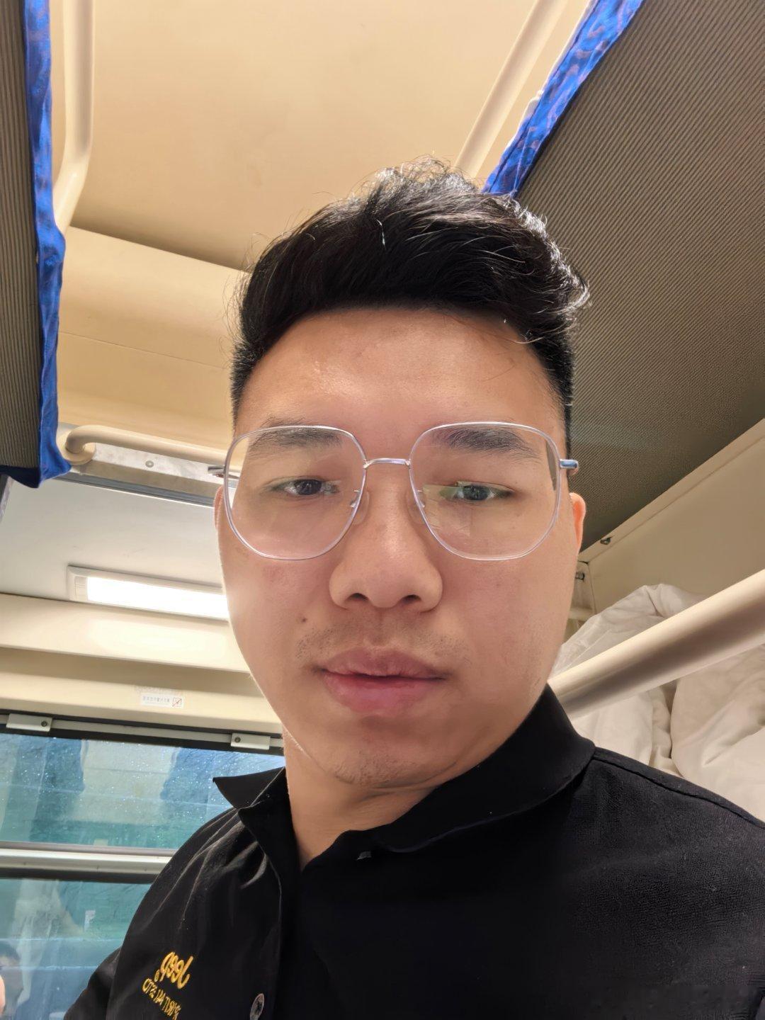 一天没洗头，头发油的厉害，胡须长出来也没有刮，整个人看起来非常的沧桑，瞬间老了1