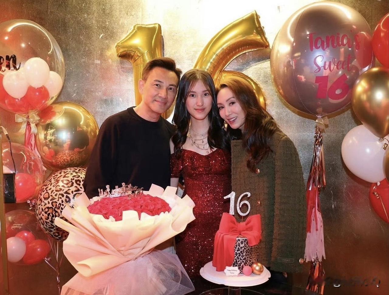 郭可盈和林文龙为爱女林有若庆生，16岁的林有若气质温婉随妈，长相一比一复刻爸爸。