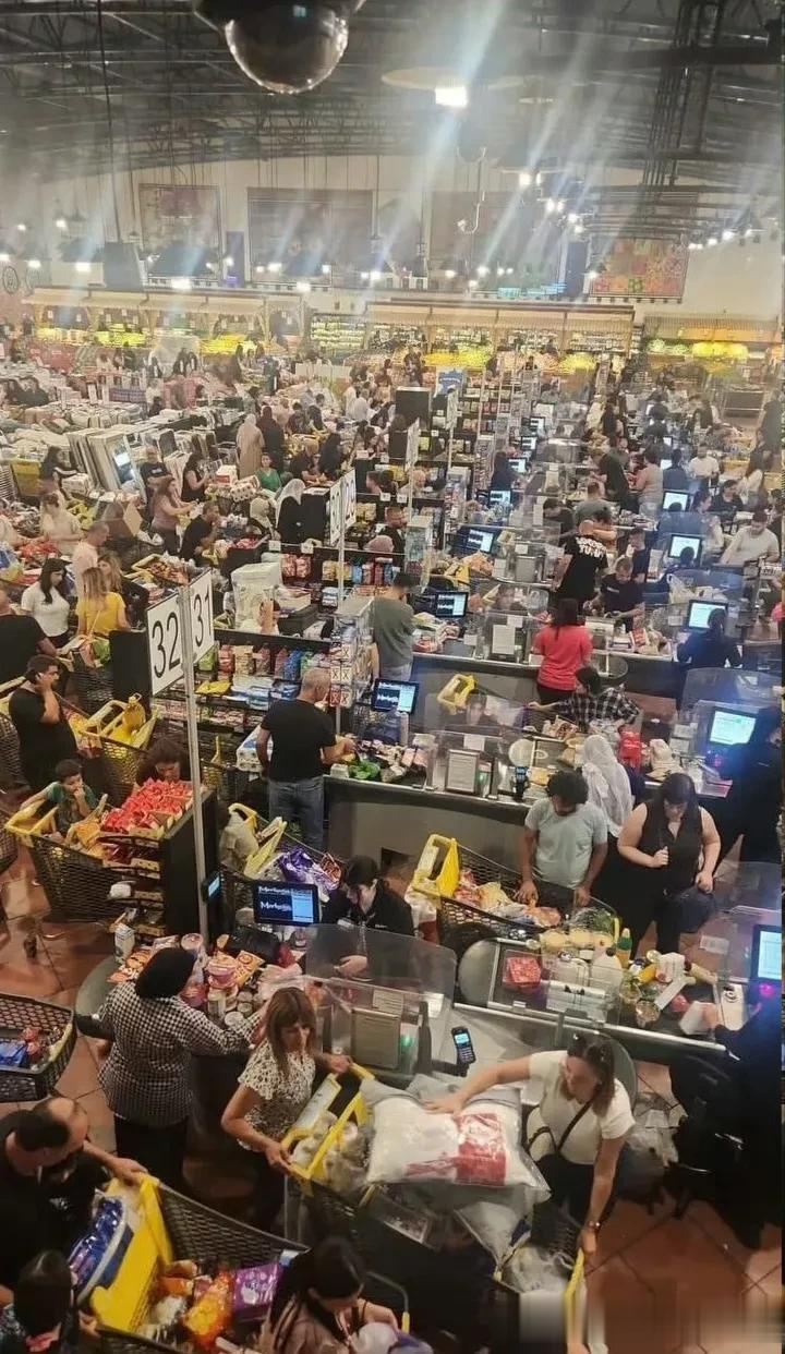 此时此刻，以色列的超市 ​​​，民众疯狂抢购
与此同时，加沙老百姓断水断电断粮。