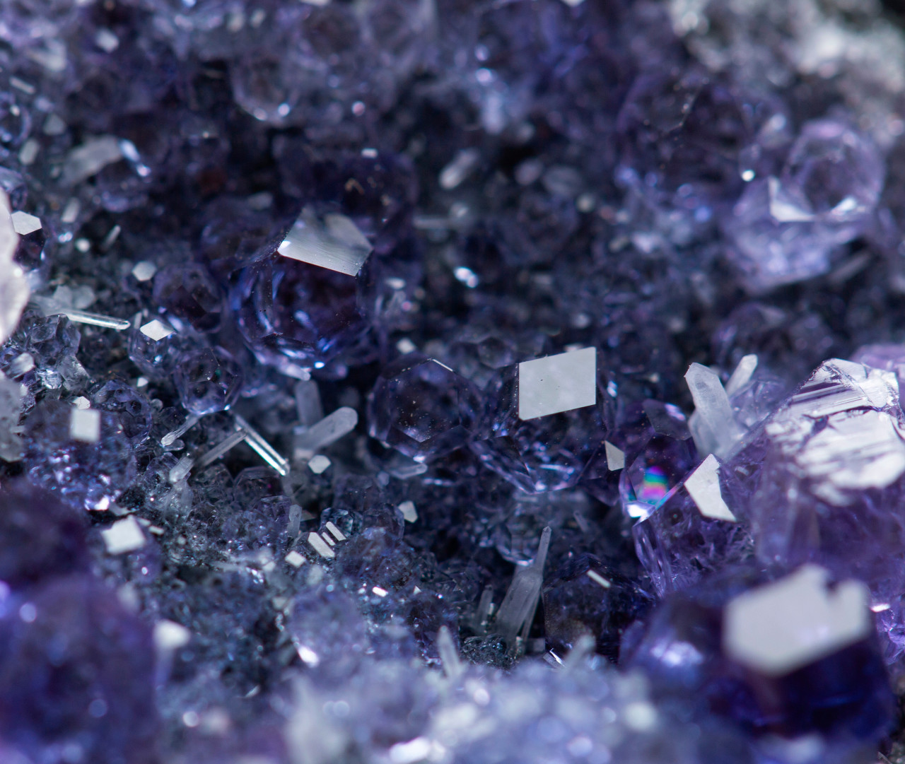 去年前三季度净利下滑超40%，复星系旗下海南矿业要进军萤石矿，拟收购丰瑞氟业控制权