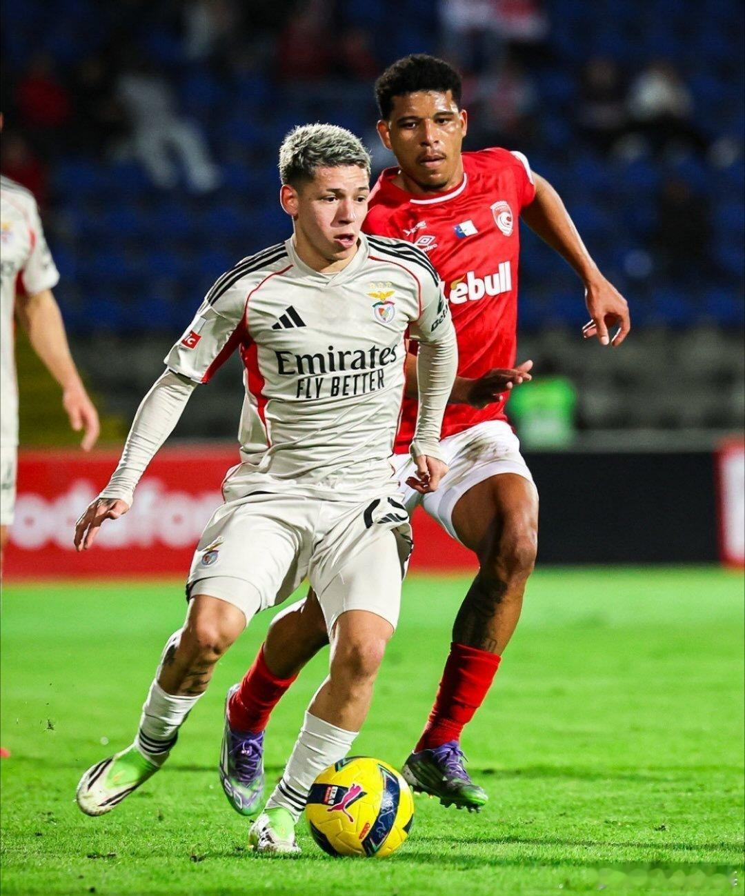 在今天凌晨进行的欧冠1/8决赛附加赛首回合比赛中，皇马客场1-0击败本菲卡，维尼