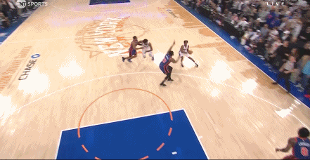 NBA赛场镜头之马克西两回合连得7分，强势续命五分钟，也预示着，马克西已经一只脚