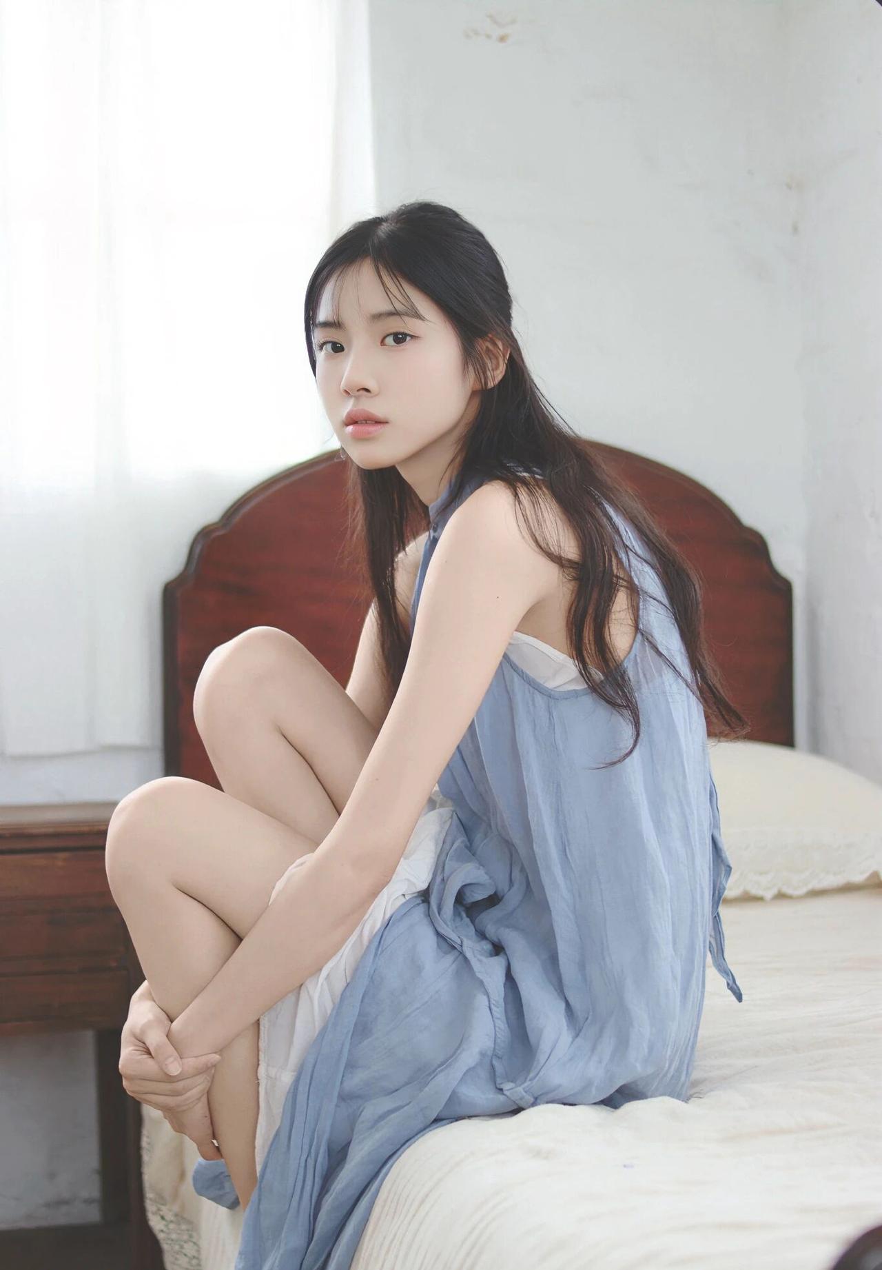 静谧的午后，少女在窗边沉思，蓝裙飘逸，时光静好。