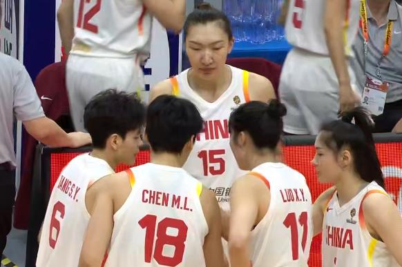 韩旭现在是女篮的万能牌，缺她不可！
和李月汝打双塔战术，两个人都能跑起来，攻防节