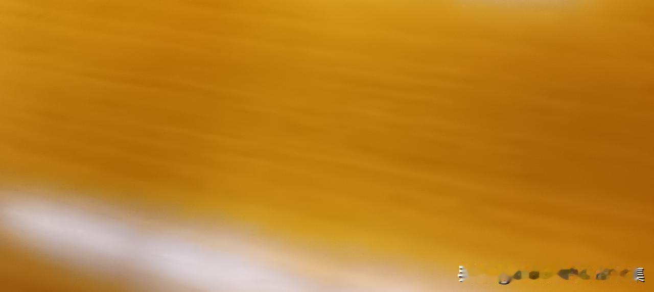 半夜三点钟，我正在床上睡觉，突然一个手机号打过来，以前从没这样过，所以我见不是座