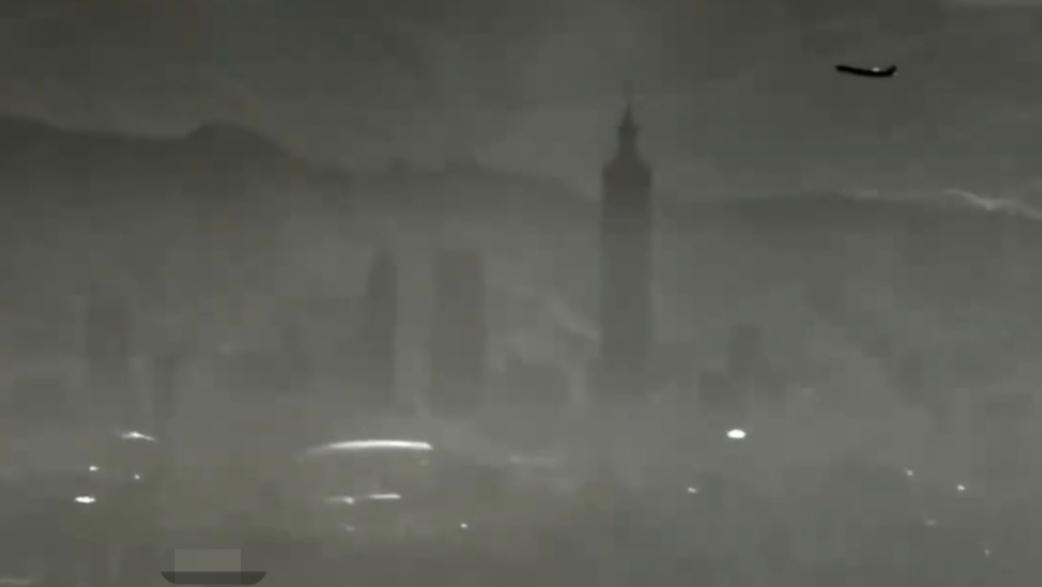 震撼弹！“台独”分子惶恐不安了！在灰暗的天空下，一张台北101大楼视频截图照片，