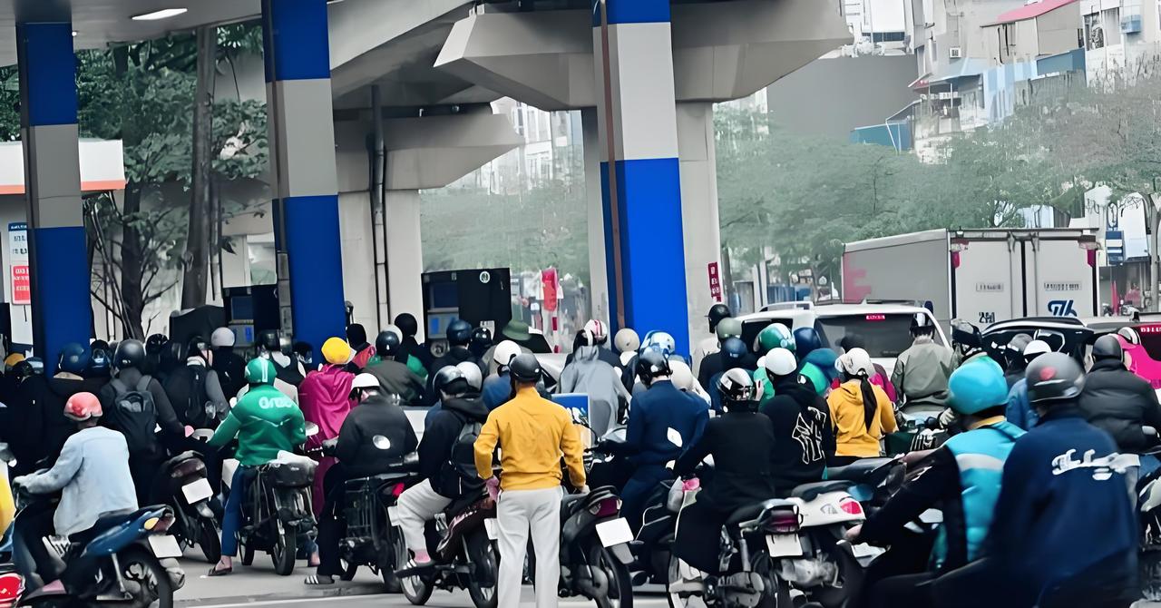 越南开始油荒了！很多人看到越南在南海偷石油，以为肯定不缺油。但其实越南是个典型的